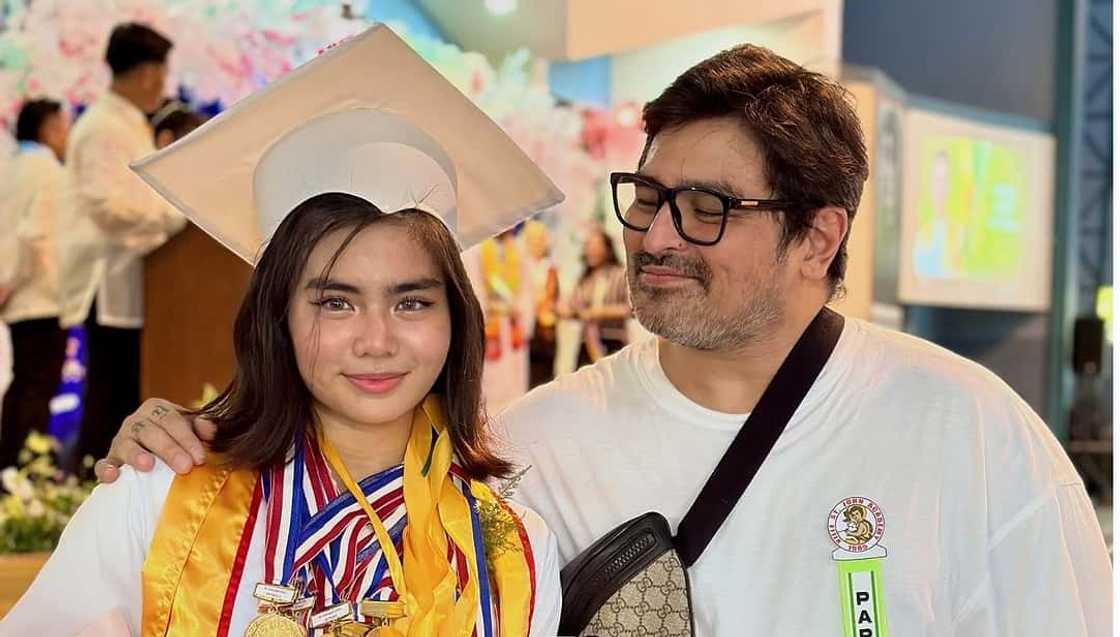 Eric Fructuoso, ibinida ang kanyang anak na nagtapos bilang Valedictorian Eric Fructuoso, ibinida ang kanyang anak na nagtapos bilang Valedictorian