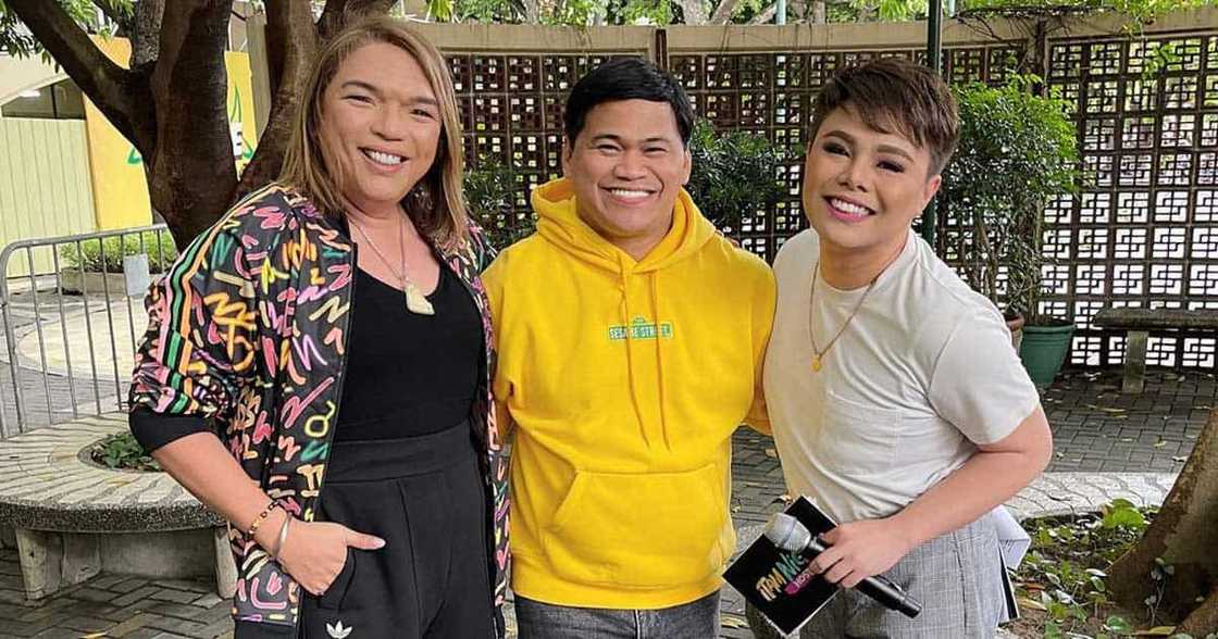 Ogie Diaz, tiniyak kay Mama Loi na lagi siyang nandiyan para sa kaibigan: “Always remember that I’m here” Ogie Diaz, tiniyak kay Mama Loi na lagi siyang nandiyan para sa kaibigan: “Always remember that I’m here”