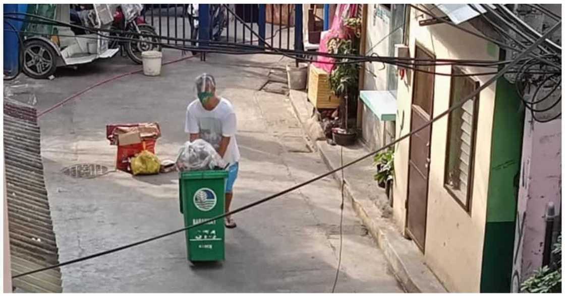 Kapitan ng naka-lockdown na barangay, hinangaan sa pagkolekta ng basura ng mga residente Kapitan ng naka-lockdown na barangay, hinangaan sa pagkolekta ng basura ng mga residente