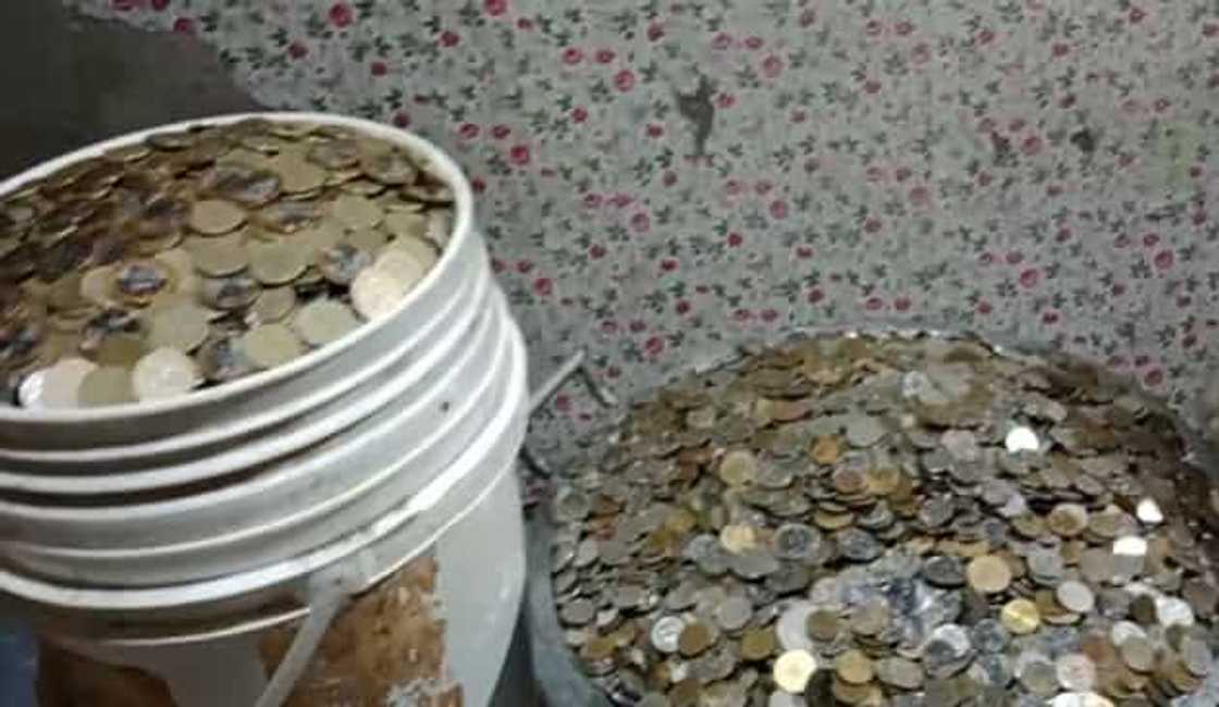 Lalaki, nakaipon ng timba-timbang barya mula sa pamumulot ng kalakal Lalaki, nakaipon ng timba-timbang barya mula sa pamumulot ng kalakal