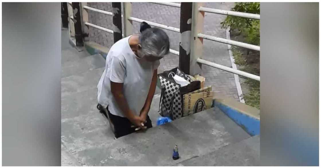 Lola na inabot ng pagdarasal sa footbridge, hinangaan ng marami Lola na inabot ng pagdarasal sa footbridge, hinangaan ng marami