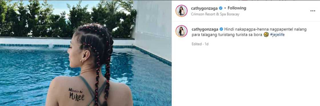 Alex Gonzaga, ipinakita ang nakakaaliw na sulat sa kanyang likod: "Missis ni Mikee" Alex Gonzaga, ipinakita ang nakakaaliw na sulat sa kanyang likod: "Missis ni Mikee"