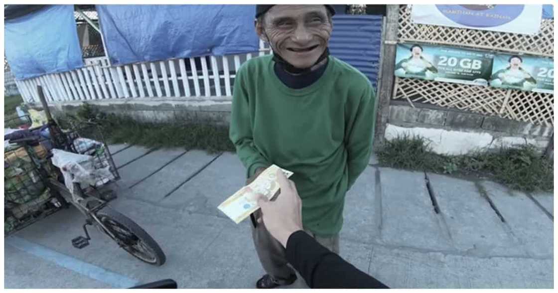 70-anyos na basurerong nanakawan, nagawa pa ring mag-abot ng Php5 bilang tulong 70-anyos na basurerong nanakawan, nagawa pa ring mag-abot ng Php5 bilang tulong