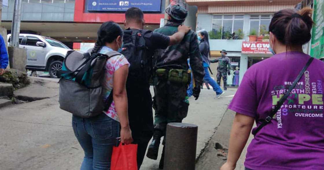 Policeman's kind act of helping blind couple cross busy highway touch netizens' hearts Policeman's kind act of helping blind couple cross busy highway touch netizens' hearts