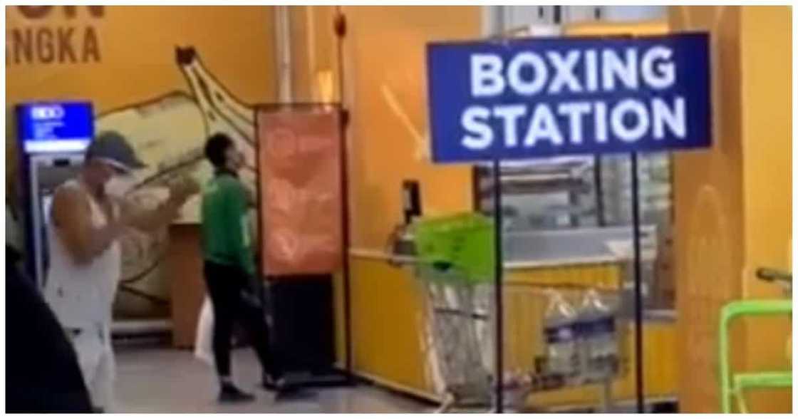 Video ng lalaki sa "boxing station", kinagiliwan ng maraming netizens Video ng lalaki sa "boxing station", kinagiliwan ng maraming netizens