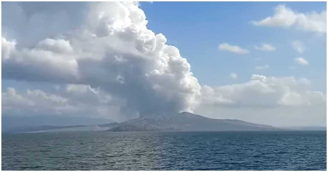 Bulkang Taal, nanatili sa Alert level 3 ayon sa Phivolcs sa kabila ng 'smaller explosions' Bulkang Taal, nanatili sa Alert level 3 ayon sa Phivolcs sa kabila ng 'smaller explosions'