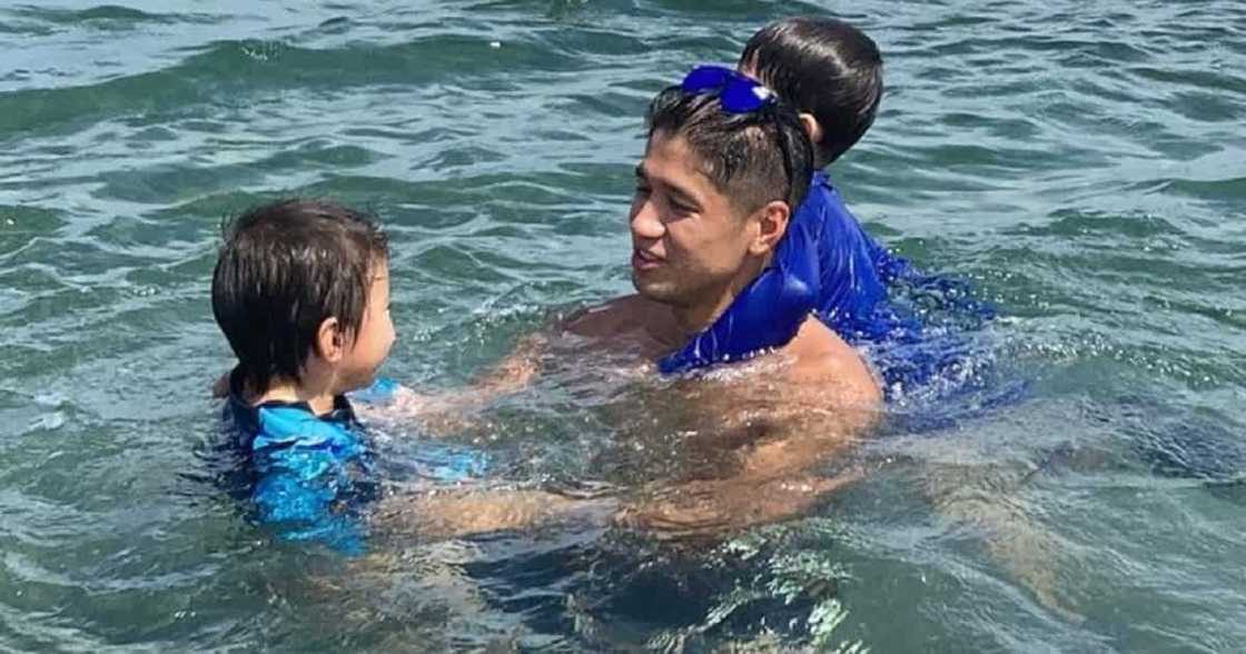 Aljur Abrenica goes to the beach with sons Alas and Axl: “Seas the day” (@ajabrenica) Aljur Abrenica goes to the beach with sons Alas and Axl: “Seas the day” (@ajabrenica)