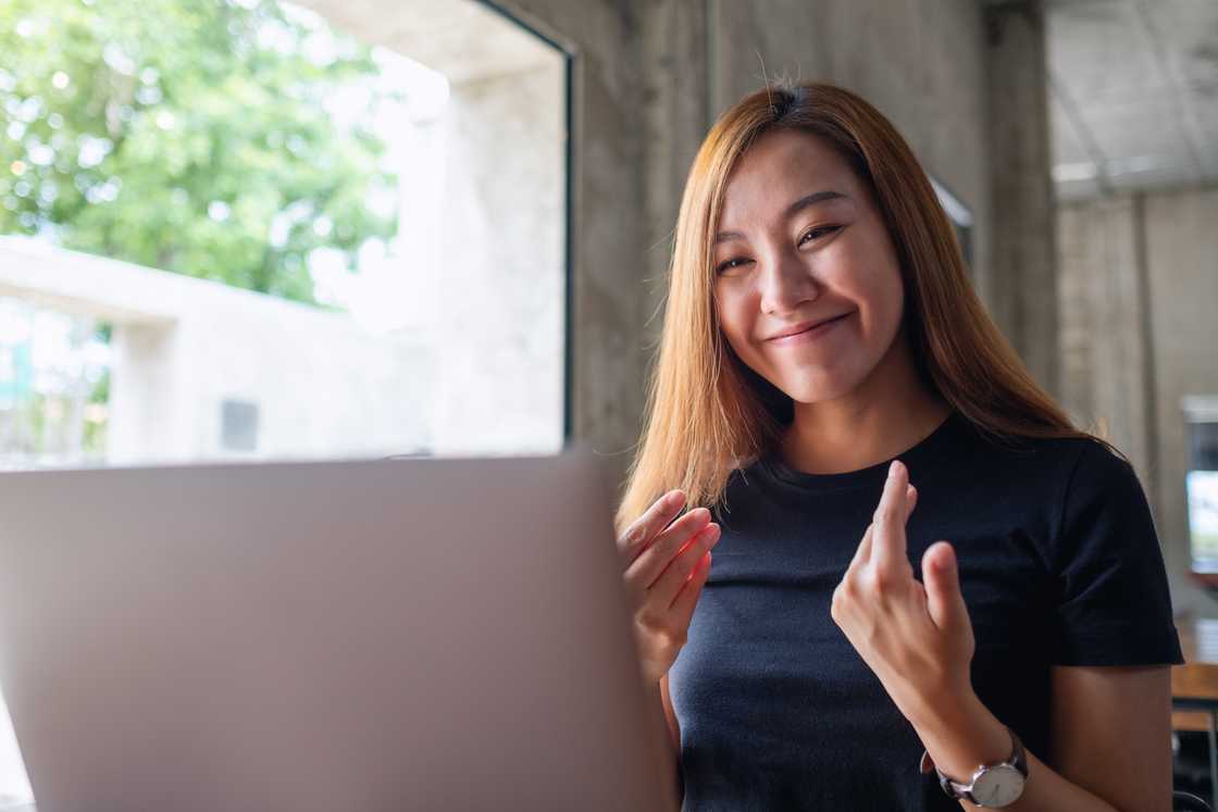 A lady holds a virtual meeting