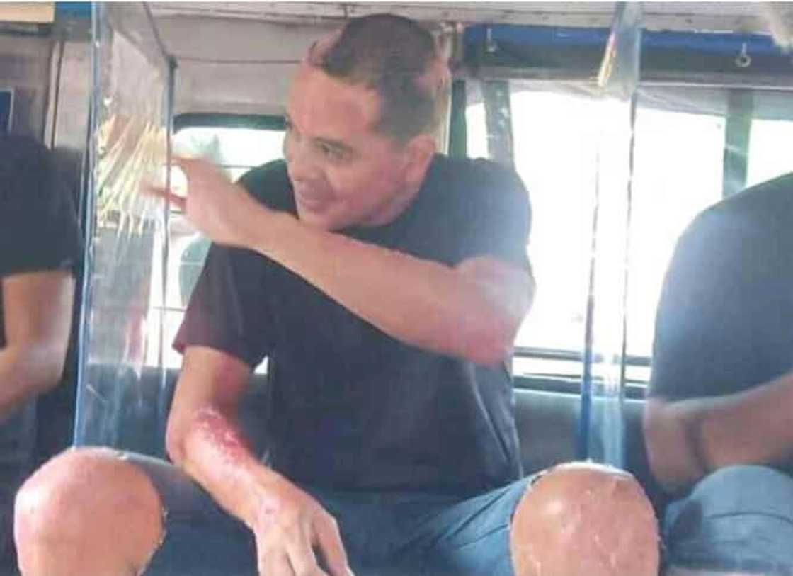 Photos of John Lloyd Cruz riding a jeepney during recent shoot now viral Photos of John Lloyd Cruz riding a jeepney during recent shoot now viral