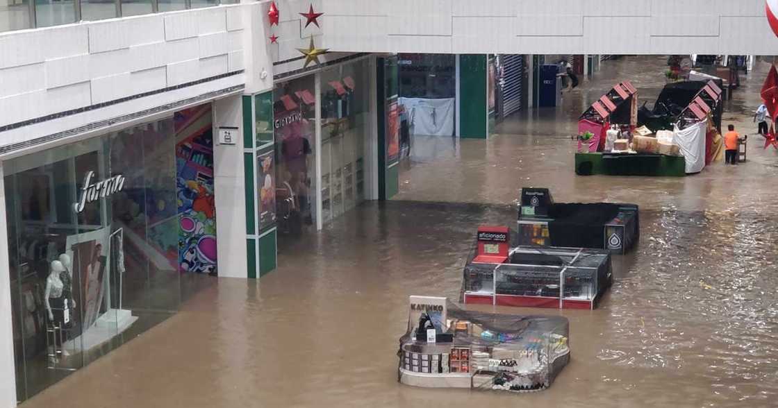 Sikat na shopping mall sa Naga City, pinasok ng baha; mga grocery items, inanod