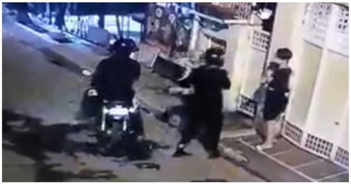 Netizen, naalarma sa kung gaano kabilis manguha ng cellphone ang nasapul na 'riding in tandem' Netizen, naalarma sa kung gaano kabilis manguha ng cellphone ang nasapul na 'riding in tandem'