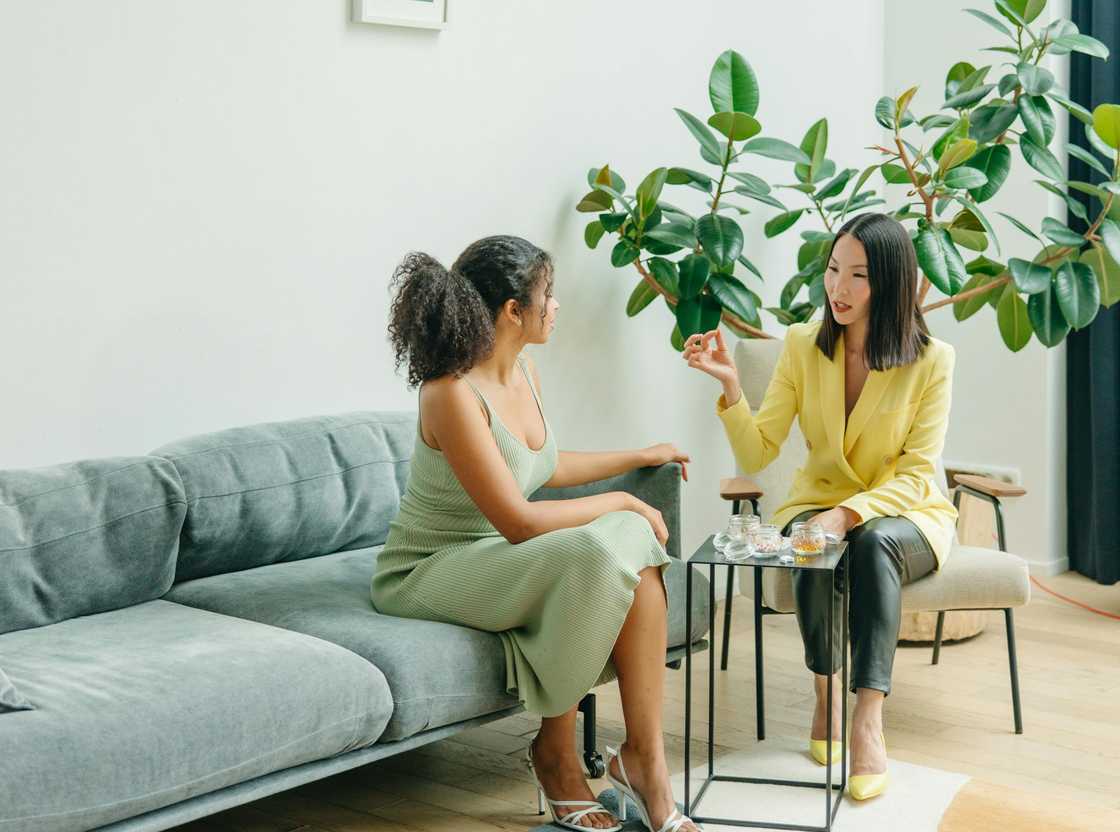 A woman speaks with a therapist at the counseling office. A woman speaks with a therapist at the counseling office.