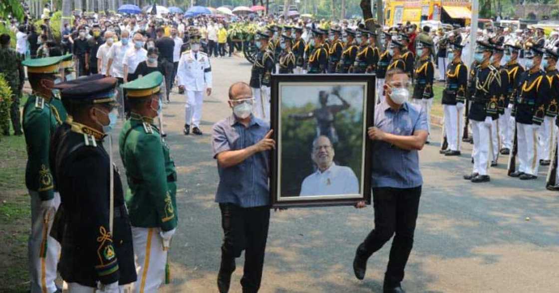 Pangulong Aguino, binigyan ng full military funeral honors; pagpaparangal, pinangunahan ng AFP Chief of Staff Pangulong Aguino, binigyan ng full military funeral honors; pagpaparangal, pinangunahan ng AFP Chief of Staff
