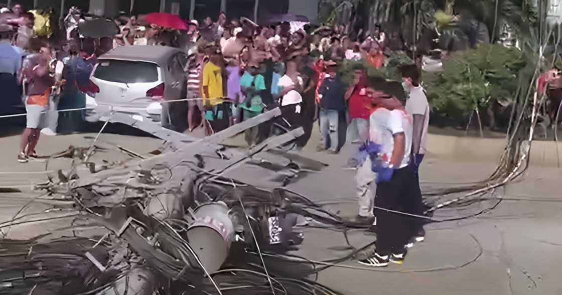 Rider, patay matapos matumbahan at madaganan ng konkretong poste ng kuryente sa Negros Occidental Rider, patay matapos matumbahan at madaganan ng konkretong poste ng kuryente sa Negros Occidental