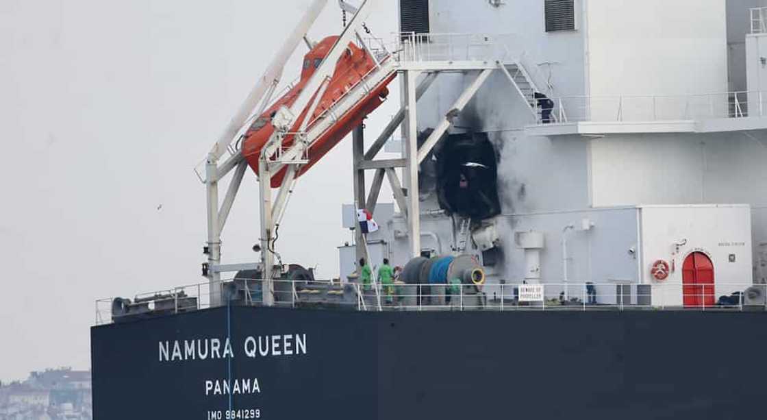 Pinoy crew, pinakita ang pinsala ng barkong “Namura Queen" dahil sa missile Pinoy crew, pinakita ang pinsala ng barkong “Namura Queen" dahil sa missile
