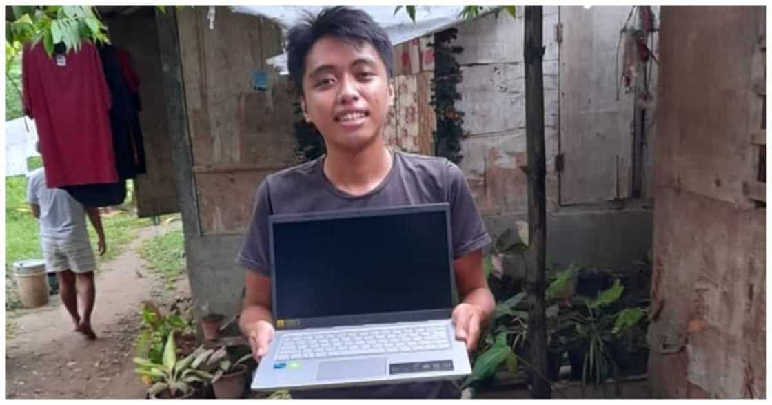 Estudyante, napaluha nang mabigyan ng dating guro ng laptop mula sa nalikom na tulong