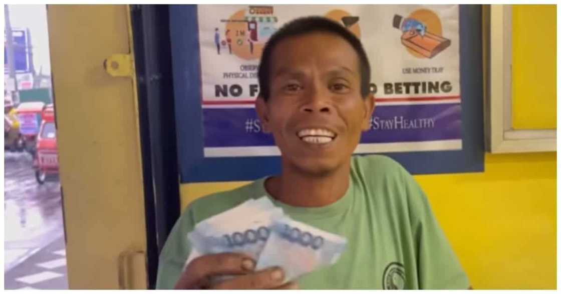 Php20,000 na binibigay sa nangangalakal, muntik na niyang tanggihan para makatulong sa iba