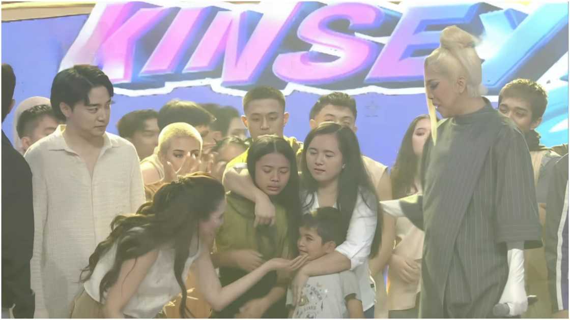 OFW na anim na taong di nakapiling ang mga anak, nagpaluha sa Magpasikat OFW na anim na taong di nakapiling ang mga anak, nagpaluha sa Magpasikat