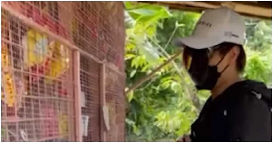 OFW na 'di nakauwi ng 2 taon, sinurpresa ang ama at nagkunwaring bibili sa tindahan nito OFW na 'di nakauwi ng 2 taon, sinurpresa ang ama at nagkunwaring bibili sa tindahan nito