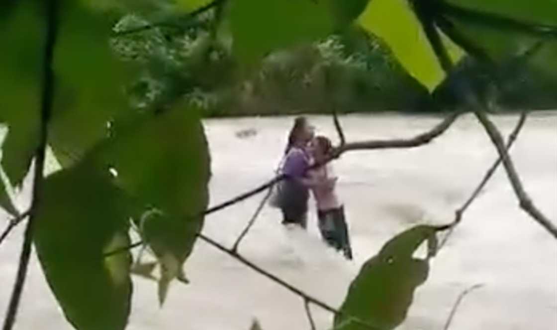 Video ng dalawang estudyante sa Guihulngan muntik matangay ng flash flood, viral
