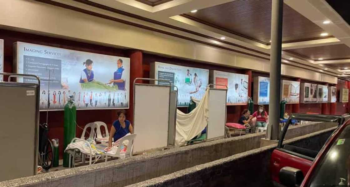 Mga pasyenteng naka-oxygen, kinailangang maghintay sa labas ng isang ospital sa Cebu Mga pasyenteng naka-oxygen, kinailangang maghintay sa labas ng isang ospital sa Cebu
