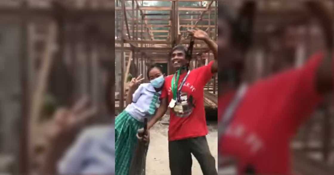 Video ng pag-sorpresa ng anak sa kanyang ama habang ito ay nasa trabaho, viral Video ng pag-sorpresa ng anak sa kanyang ama habang ito ay nasa trabaho, viral