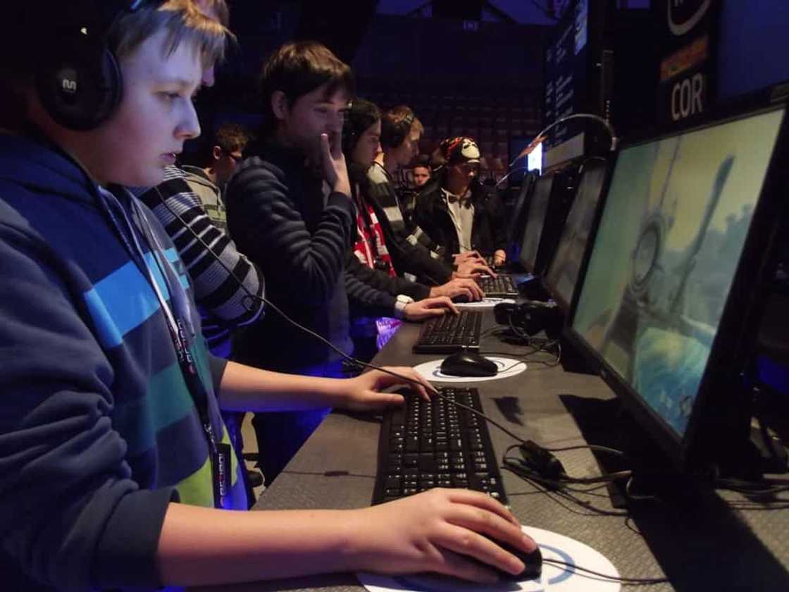 19 anyos na binata, inatake sa puso habang naglalaro ng computer games 19 anyos na binata, inatake sa puso habang naglalaro ng computer games