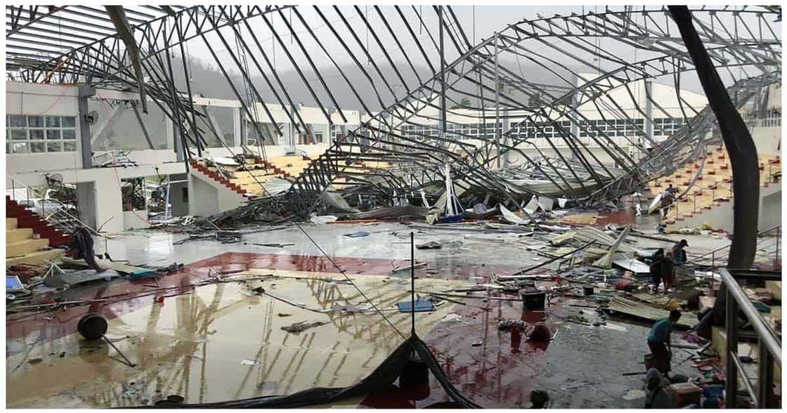 Siargao District Hospital, punuan na ang mga ward at pasilyo Siargao District Hospital, punuan na ang mga ward at pasilyo