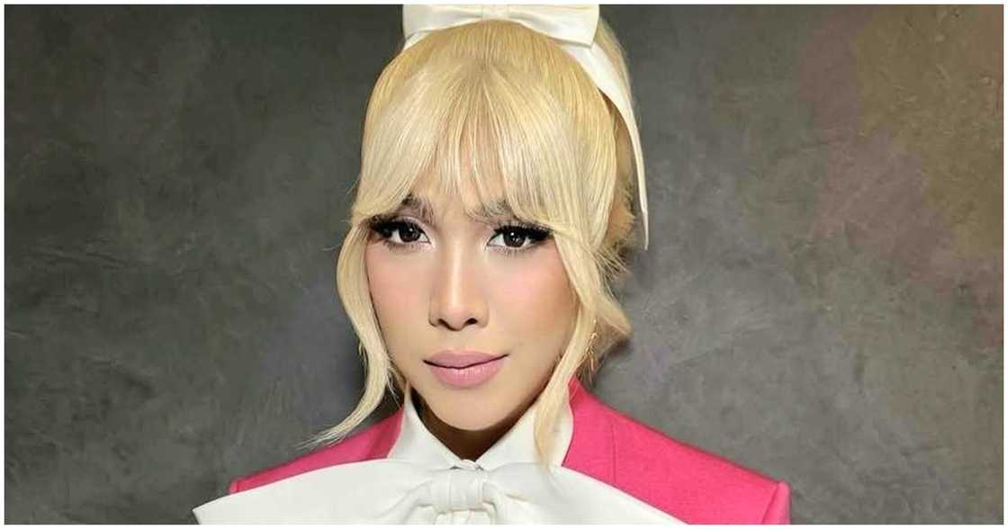 Vice Ganda, sinagot ang "para ka diyang manika" na comment ng isang netizen Vice Ganda, sinagot ang "para ka diyang manika" na comment ng isang netizen