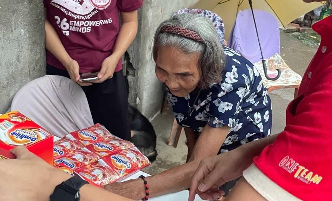 Lola, binigyan ng isang taong supply ng Ovaltine matapos mag-viral Lola, binigyan ng isang taong supply ng Ovaltine matapos mag-viral