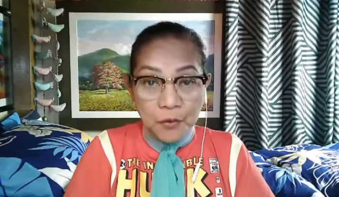 Cristy Fermin, nabanggit ang umano'y dahilan sa 'unfollow' issue ni KC Concepcion Cristy Fermin, nabanggit ang umano'y dahilan sa 'unfollow' issue ni KC Concepcion
