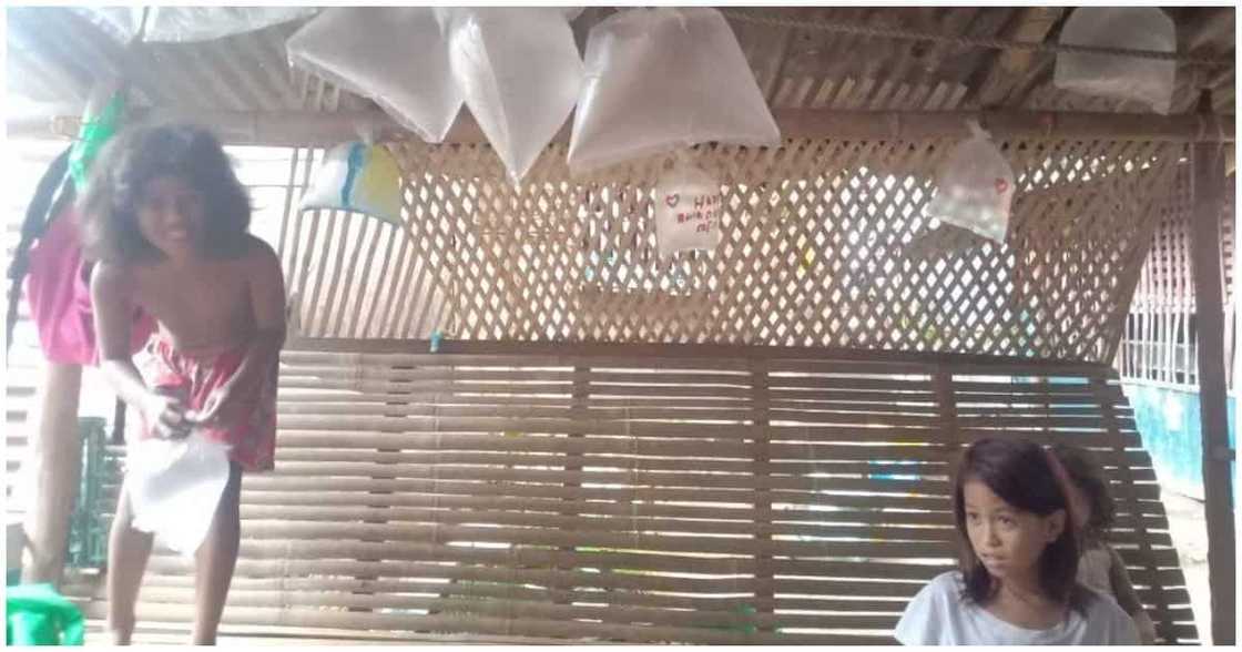 Mga anak, naghanda ng simpleng sorpresa sa ama; plastik na lobo at itlog na cake Mga anak, naghanda ng simpleng sorpresa sa ama; plastik na lobo at itlog na cake