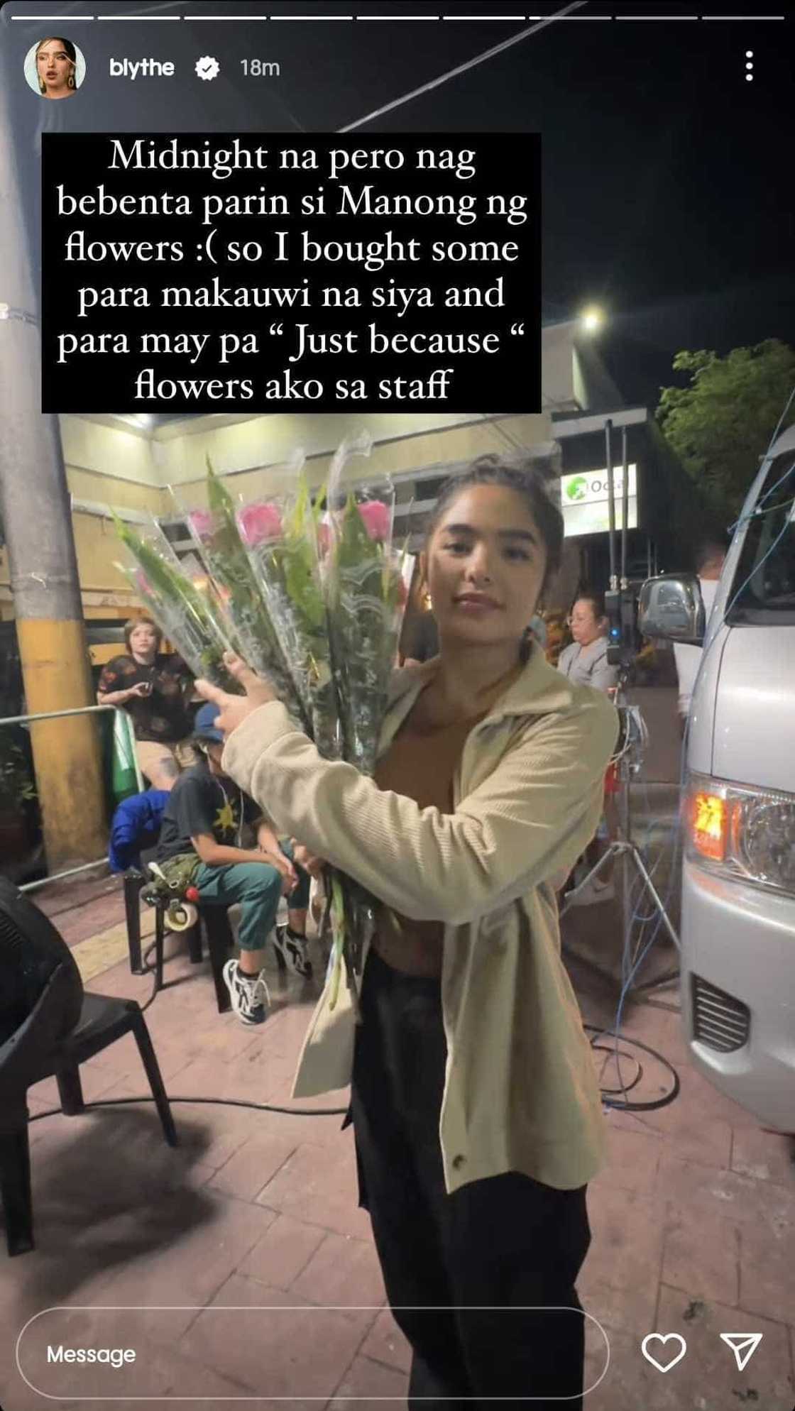 Andrea Brillantes, binili ang mga paninda ng isang manong na nagbebenta pa ng hatinggabi Andrea Brillantes, binili ang mga paninda ng isang manong na nagbebenta pa ng hatinggabi
