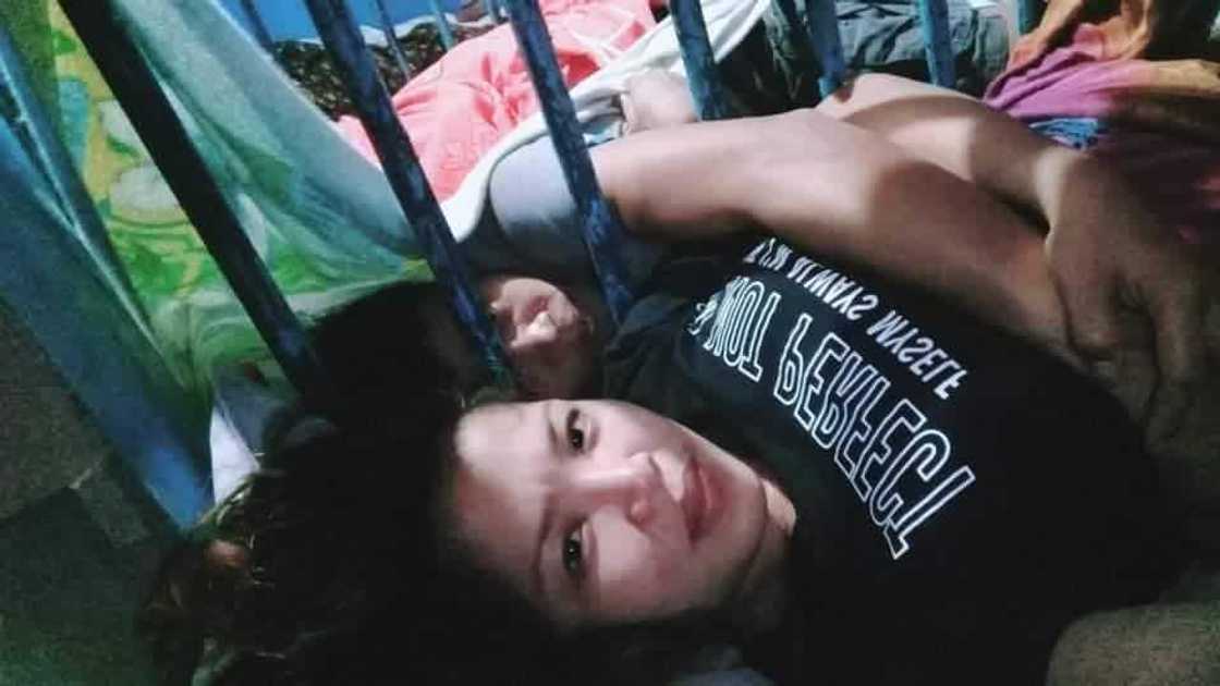 Wagas! Magkasintahan, magkatabi matulog kahit rehas ang pagitan ng pagmamahalan nila Wagas! Magkasintahan, magkatabi matulog kahit rehas ang pagitan ng pagmamahalan nila