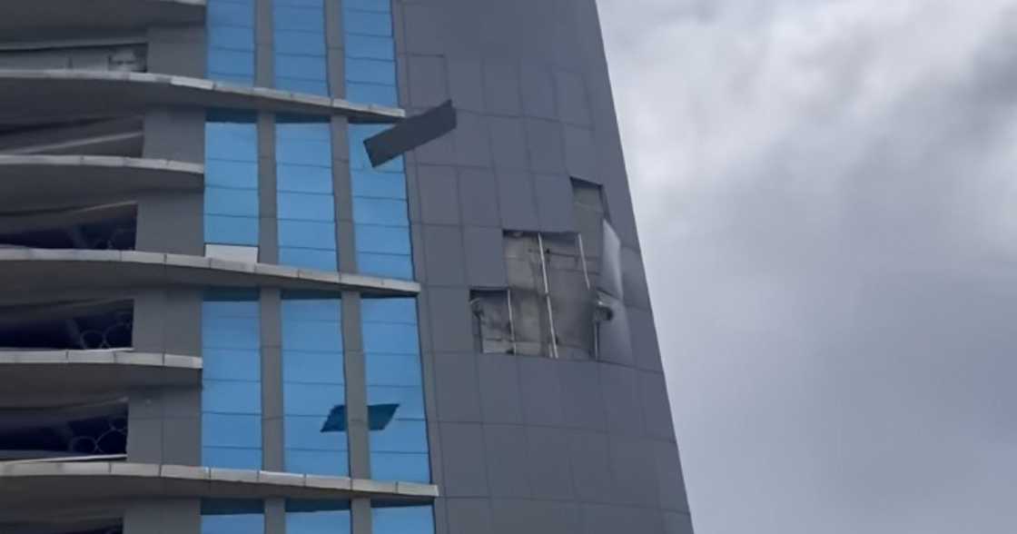 Aluminum cladding sa eskwelahan sa Cebu City, nagkandahulog dahil sa malakas na hangin (Jaylou Cabido) Aluminum cladding sa eskwelahan sa Cebu City, nagkandahulog dahil sa malakas na hangin (Jaylou Cabido)