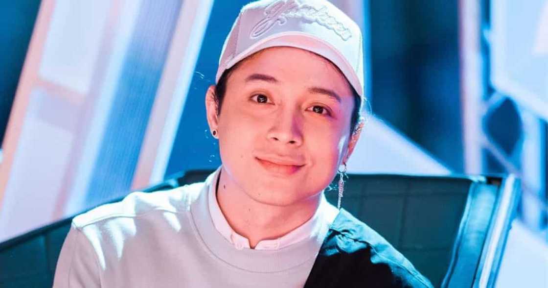 DJ Loonyo, umalma matapos gawing cover photo ni Janine Berdin ang 'airport' meme niya DJ Loonyo, umalma matapos gawing cover photo ni Janine Berdin ang 'airport' meme niya