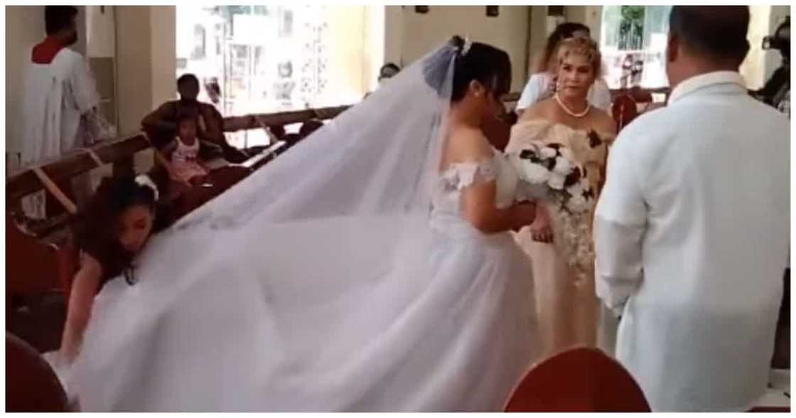 Video ng maid of honor na agaw eksena sa bridal march, kinagiliwan ng netizens Video ng maid of honor na agaw eksena sa bridal march, kinagiliwan ng netizens