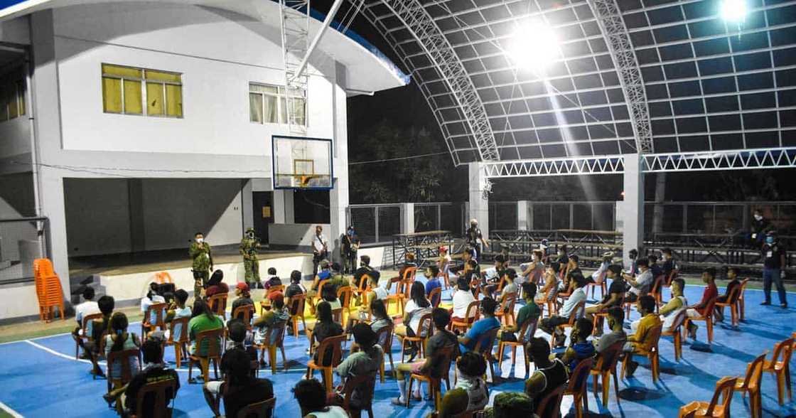 Netizen, ipinahatid ni Kap imbes na arestuhin matapos itong maabutan ng curfew na nasa labas Netizen, ipinahatid ni Kap imbes na arestuhin matapos itong maabutan ng curfew na nasa labas