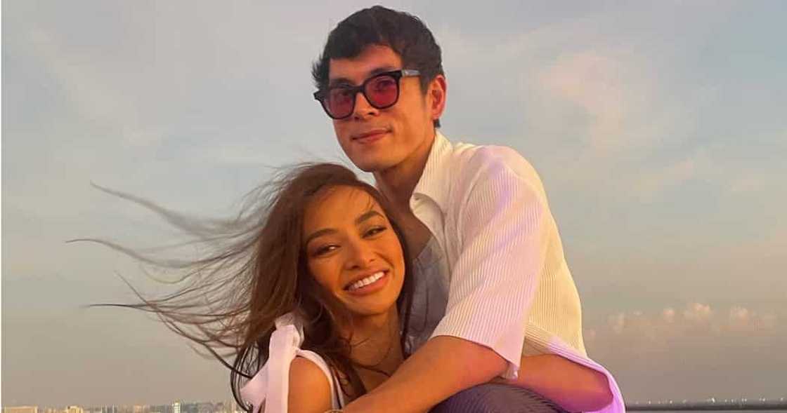 Kylie Versoza, iniwasang sagutin ang mga tanong tungkol sa hiwalayan nila ni Jake Cuenca Kylie Versoza, iniwasang sagutin ang mga tanong tungkol sa hiwalayan nila ni Jake Cuenca