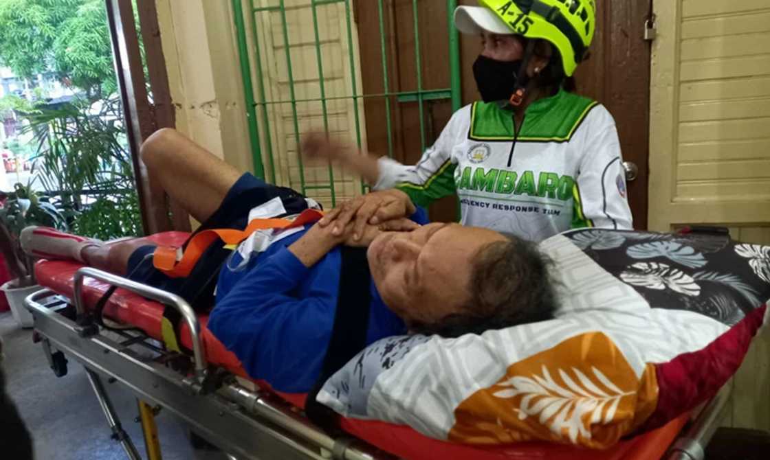 Bedridden na lolo, pinahanga ang netizens sa matinding determinasyon na bumoto Bedridden na lolo, pinahanga ang netizens sa matinding determinasyon na bumoto