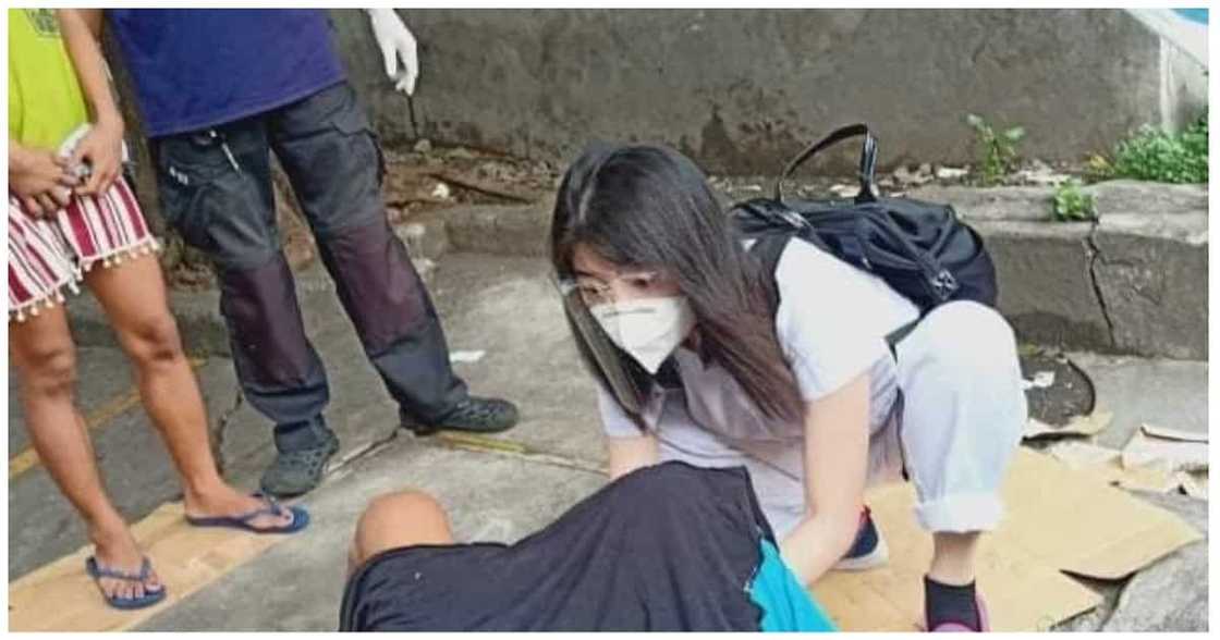 Nurse na nagpaanak sa kalsada, late na raw sa trabaho ngunit nagawa paring tumulong Nurse na nagpaanak sa kalsada, late na raw sa trabaho ngunit nagawa paring tumulong