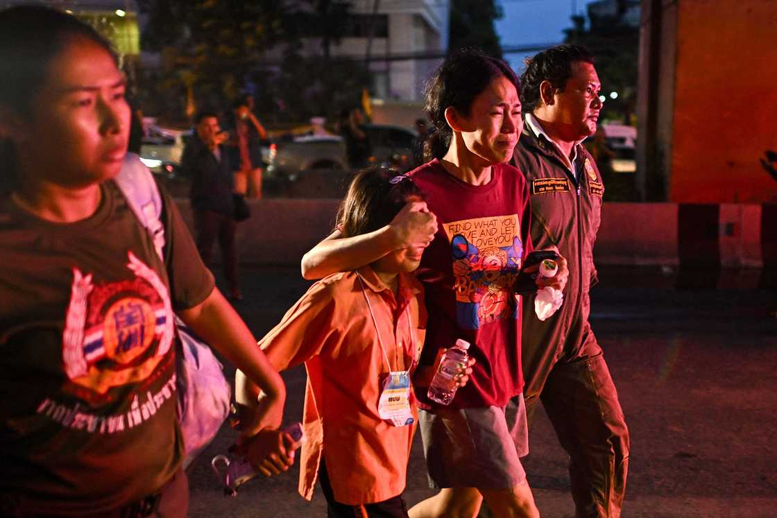 Picture ng nagdadalamhating kaanak ng isa sa mga biktima sa nasunog na bus, umantig sa marami Picture ng nagdadalamhating kaanak ng isa sa mga biktima sa nasunog na bus, umantig sa marami