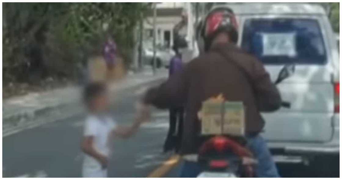 Batang lalaki, napatalon sa tuwa sa tila maagang pamasko na bigay ng isang rider Batang lalaki, napatalon sa tuwa sa tila maagang pamasko na bigay ng isang rider