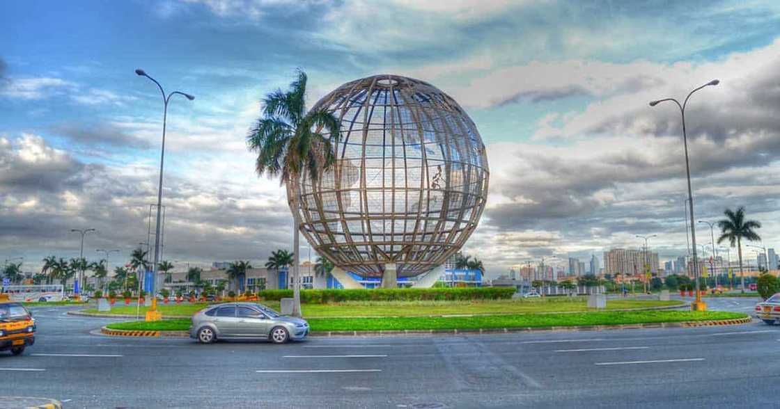 TikToker, nahagip sa video ang pagbalik ng helicopter ng globe ng MOA TikToker, nahagip sa video ang pagbalik ng helicopter ng globe ng MOA