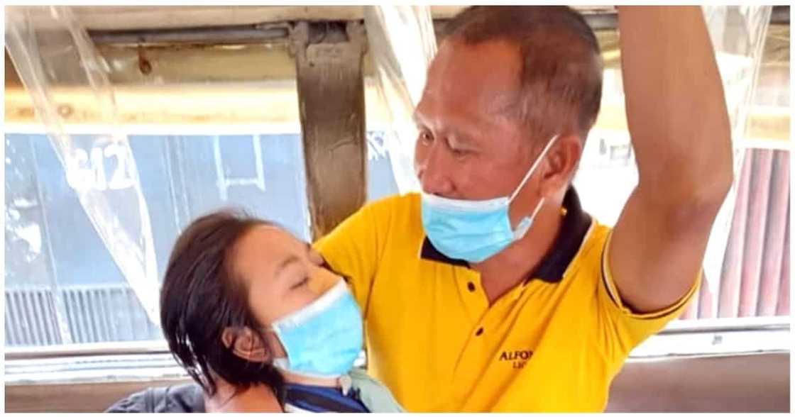 Pasahero, nais na matulungan ang mag-amang nakasakay sa jeep Pasahero, nais na matulungan ang mag-amang nakasakay sa jeep