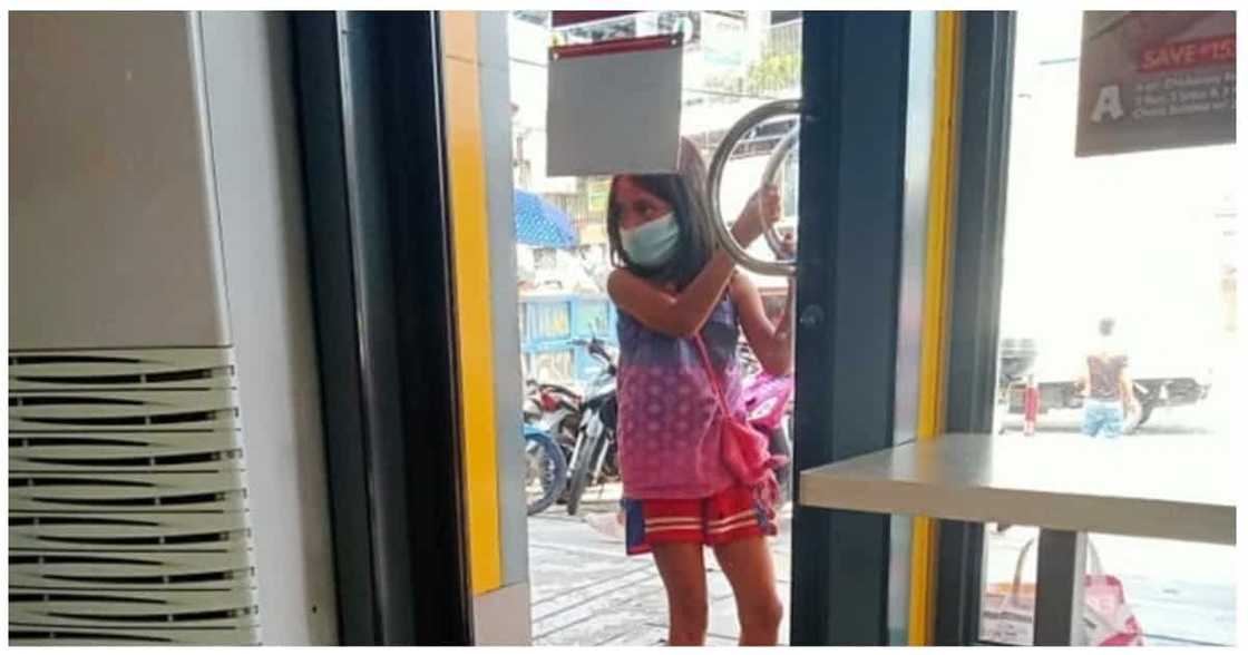 Batang namamalimos na lakas loob na nagpabili ng Jollibee meal, nabiyayaan Batang namamalimos na lakas loob na nagpabili ng Jollibee meal, nabiyayaan