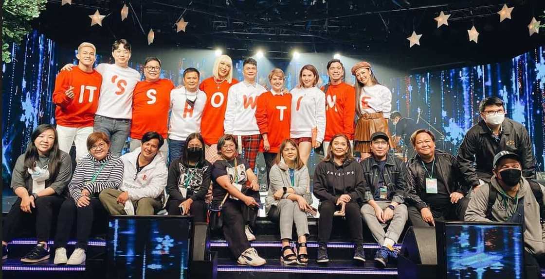 It's Showtime hosts, emosyonal sa contract signing ng ABS-CBN at GMA Network It's Showtime hosts, emosyonal sa contract signing ng ABS-CBN at GMA Network