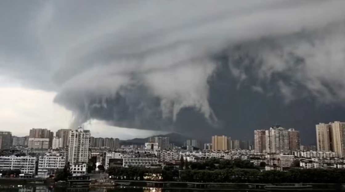 Dambuhalang ulap, bumalot sa kalangitan ng South China Dambuhalang ulap, bumalot sa kalangitan ng South China