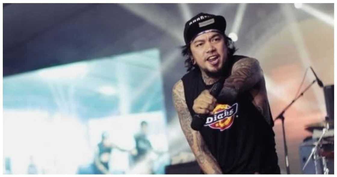 Larawan nina Jamir ng 'Slapshock' at Chester ng 'Linkin Park' na magkasama, muling nag-viral Larawan nina Jamir ng 'Slapshock' at Chester ng 'Linkin Park' na magkasama, muling nag-viral