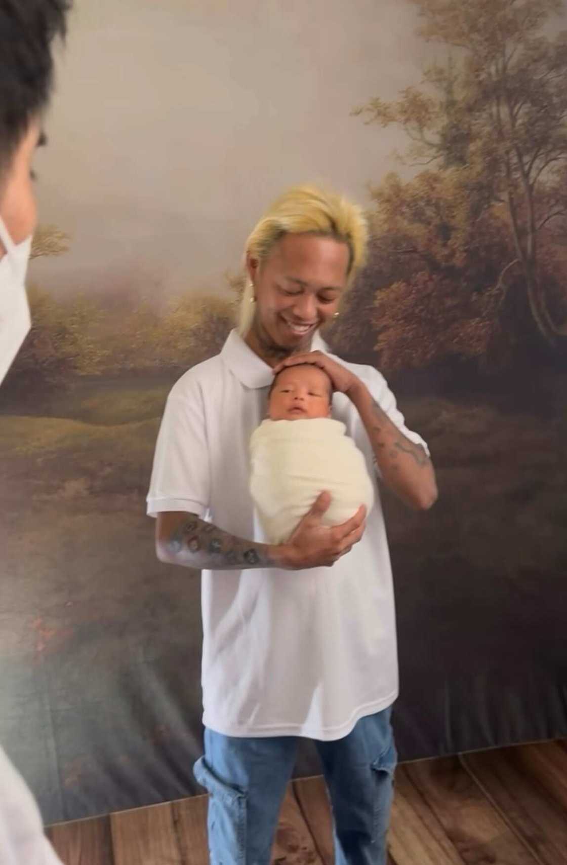 Antonette Gail and Whamos Cruz’s first family photoshoot with Meteor goes viral Antonette Gail and Whamos Cruz’s first family photoshoot with Meteor goes viral